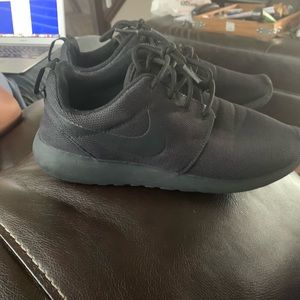 Women Nike tennis shoes size 8